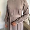 Robe Zohra Taupe clair sertie de perles diamants – Image 2