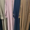 Robe Abaya Hasna uni avec bande pailletée – Image 7