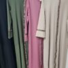 Robe Abaya Hasna uni avec bande pailletée – Image 8