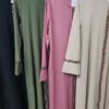 Robe Abaya Hasna uni avec bande pailletée – Image 9