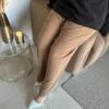 Pantalon ample et léger tissu mi-saison gaufrette