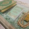Coffret tapis épais Vert clair Coran, citadelle, sebha et musc – Image 2