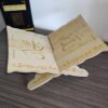 Porte-Coran en Bois Clair – Calligraphie Dorée