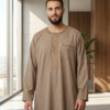 Qamis Prestige – Finition Chinée & Broderies Artisanales – Image 2