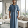 Qamis Urbain Chic – Coupe Moderne & Détails Brodés
