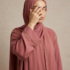 Abaya Élégance en Soie de Médine – Intégrale avec Hijab et bordures Dorés – Image 5