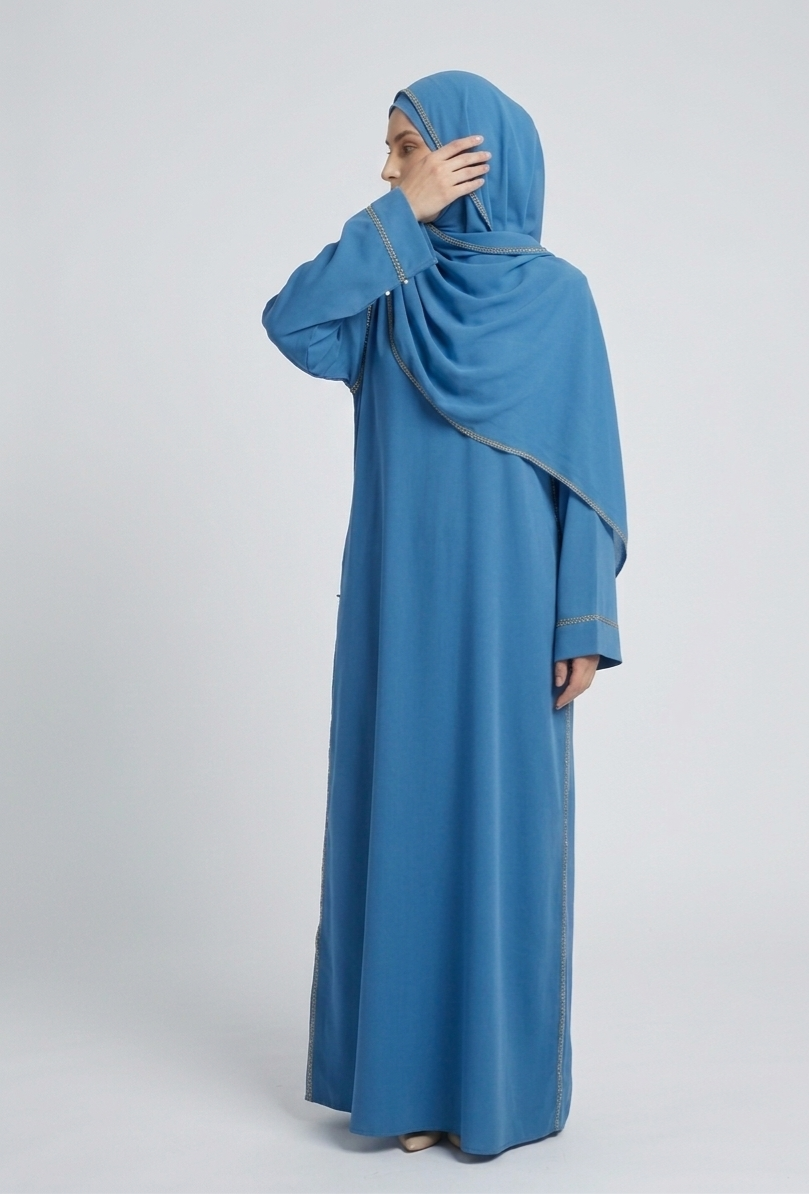 Abaya Élégance en Soie de Médine – Intégrale avec Hijab et bordures Dorés