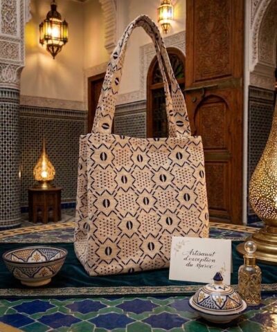 Alternative view of Grand Sac Cabas Artisanal marocain imprimés Berbères – Tissage Géométrique Écru & Noir