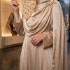 Robe de fête festive & élégante — drapé modulable à broche dorée