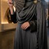 Robe de fête festive & élégante — drapé modulable à broche dorée – Image 3