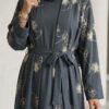 Robe Abaya 2-en-1 Effet Kimono Brodée en Tissu Jazz – Image 2